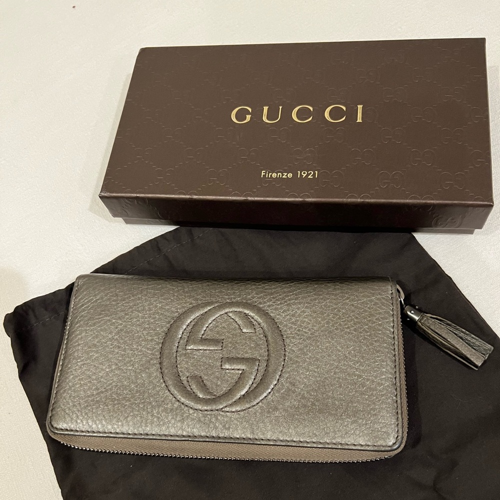 Gucci Soho zip around leather wallet. Metallic grey